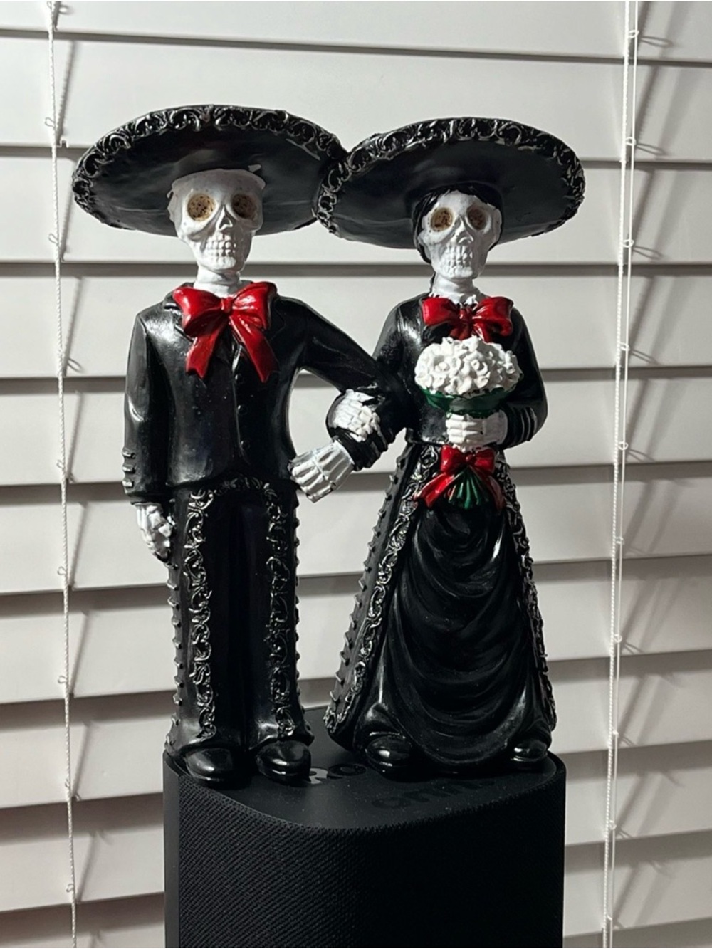 Black Skeleton Bride and Groom Figurine - Día de los Muertos Wedding Decor
